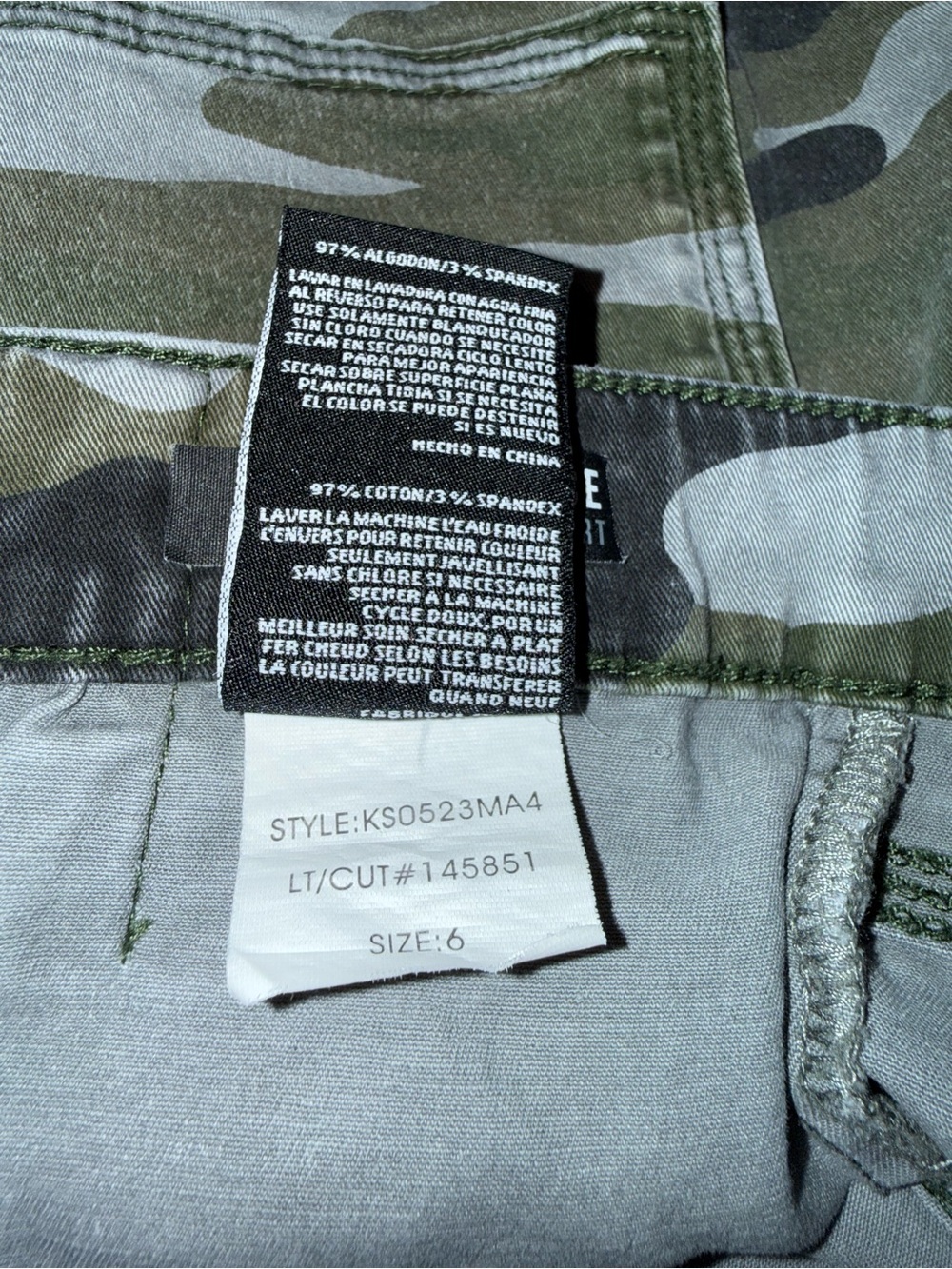 Kut From The Kloth Women’s Distressed Camouflage Alice Utility Short Size 6 - Picture 7 of 8